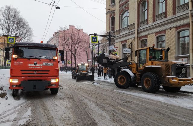 Коммунальные службы не справились с уборкой снега в Петербурге после циклона «Квинтинус»