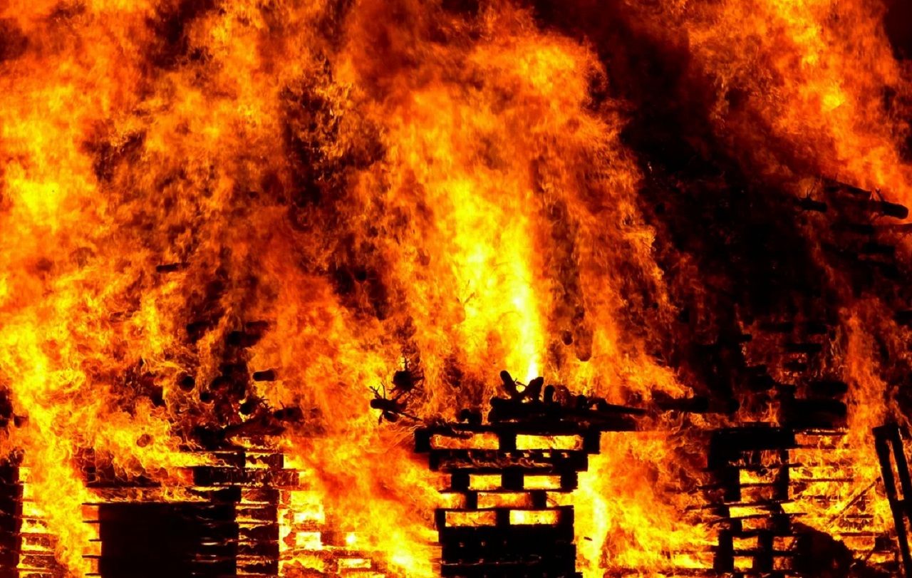 Трех человек спасли из горящего дома в Сыктывкаре