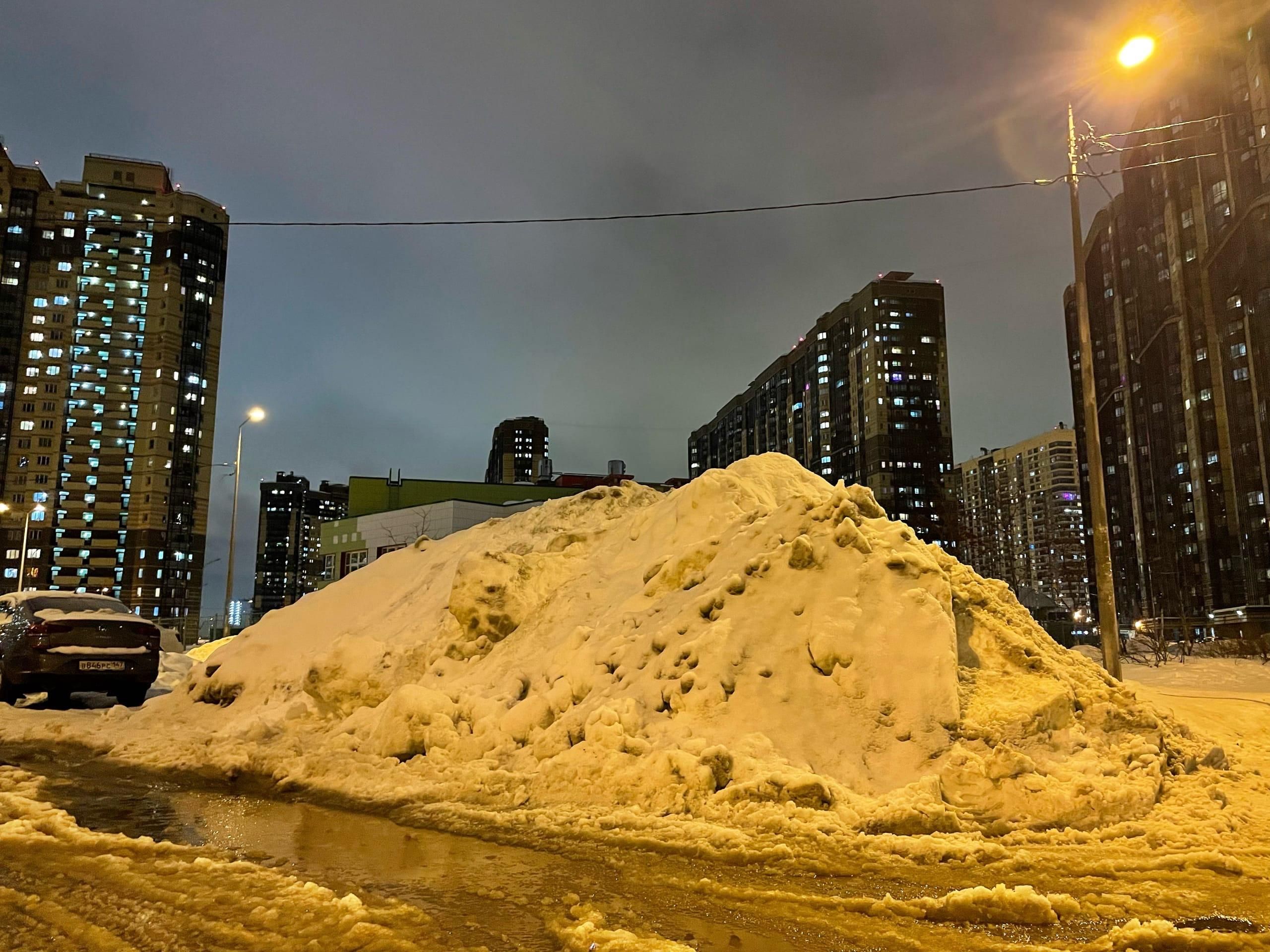 В Петербурге на борьбу со снегом в среду снова вывели недостаточное количество спецтехники