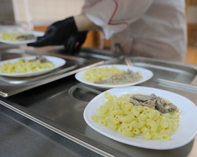 Ученики школы №51 Петроградского района недовольны питанием от комбината «Трапеза»
