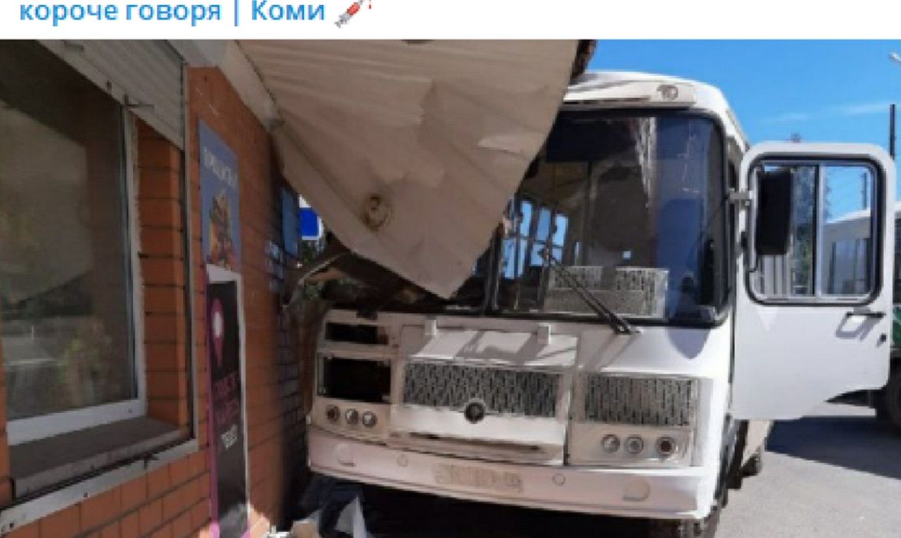 В Сыктывкаре автобус врезался в магазин на остановке