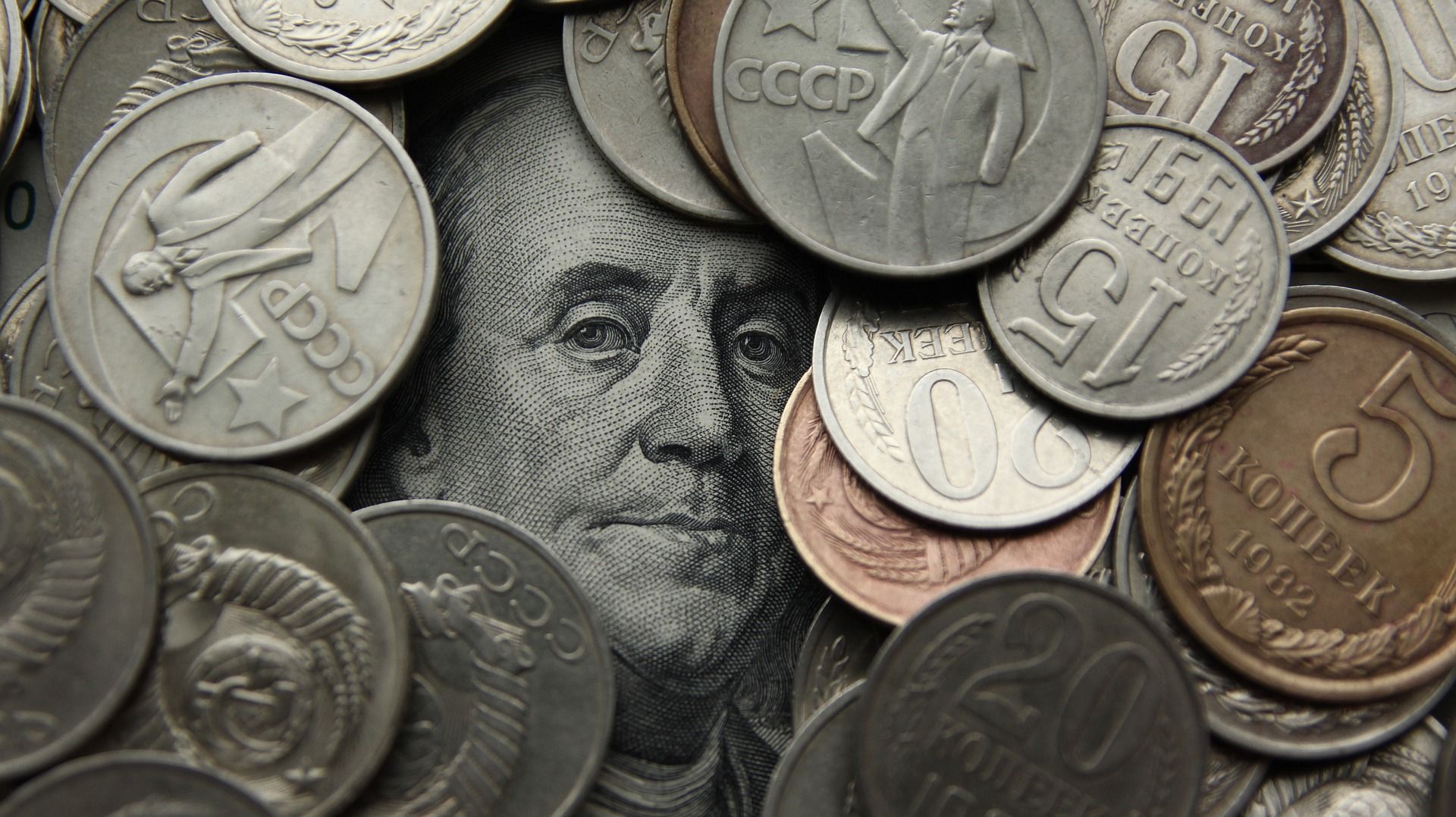 Финансовый аналитик назвал условия, при которых доллар может стоить до 65 рублей
