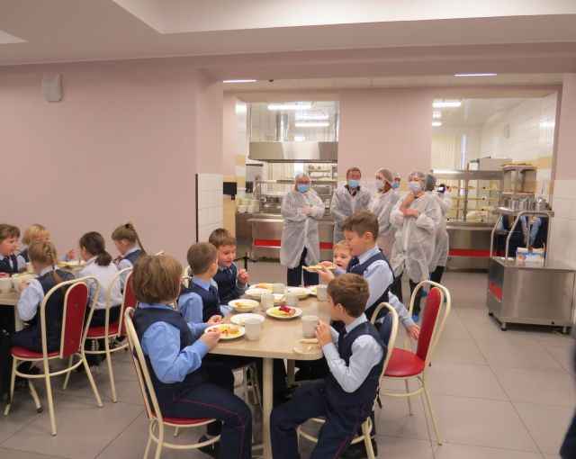 Приближенные Беглова держат в руках сферу школьного питания Петербурга — СМИ