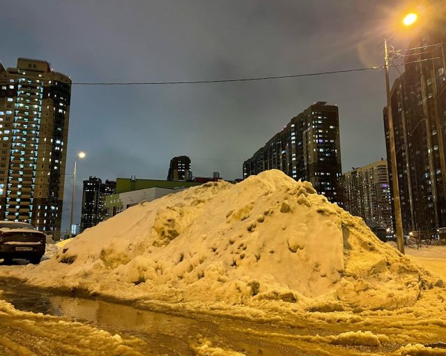 «Хуже, чем на помойке»: петербуржцы пожаловались на вонь от кучи снега на Мебельной улице