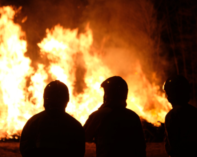 15 человек спасли пожарные ночью из горящего дома на улице Молодой Гвардии