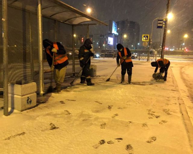 Предновогодняя ночь запомнится петербуржцам неубранным снегом на улицах