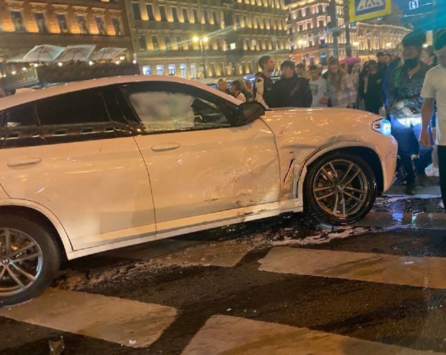 Каршеринговый автомобиль угодил в BMW на Невском проспекте