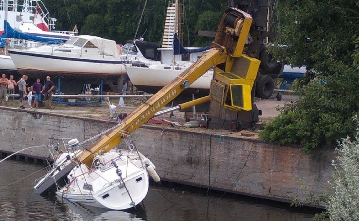 Строительный кран рухнул на яхту в Кронштадте