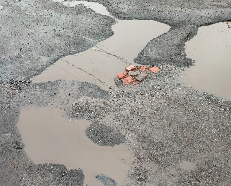 Рапорт Смольного о ремонте нескольких дорог не решает проблемы с сотнями ям и рытвин в Петербурге