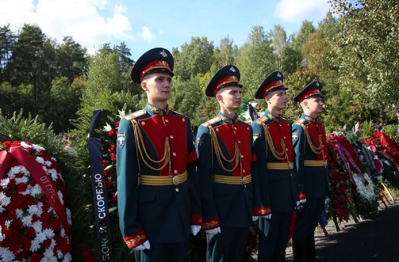Главу МЧС Зиничева похоронили на Северном кладбище в Петербурге