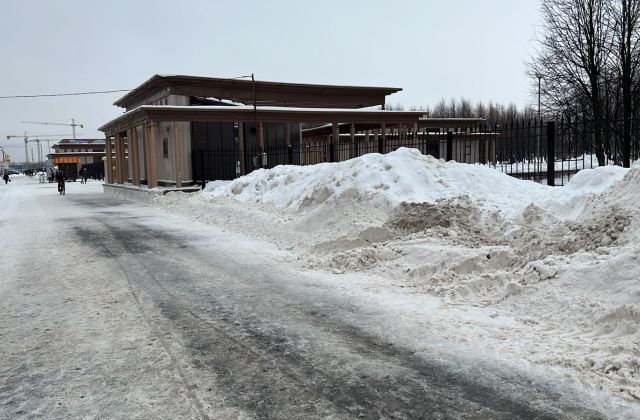 Жители Петербурга возмущены ростом снежных «куч Беглова» в городе