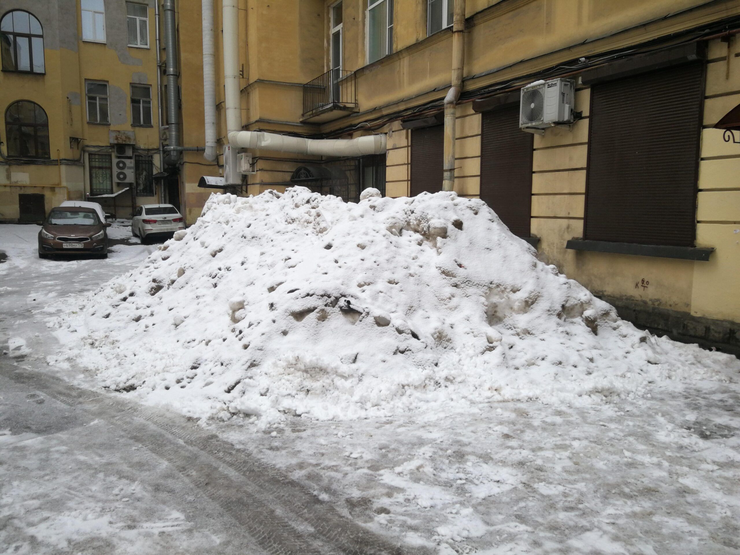 Приплыли. К чему привела плохая уборка снега в Санкт-Петербурге?