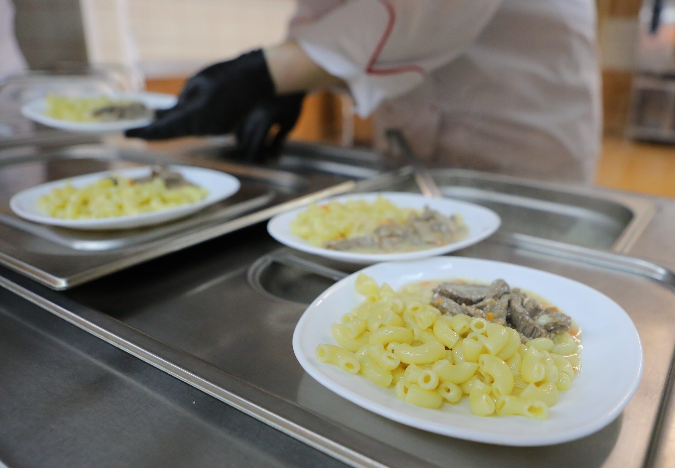 Беглов распорядился повысить калорийность блюд в петербургских школах, игнорируя правила СанПиН