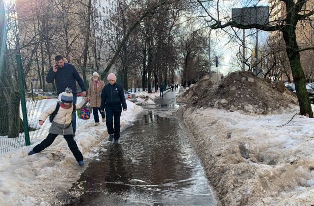Снег тает: петербуржцы планируют закупаться резиновыми лодками
