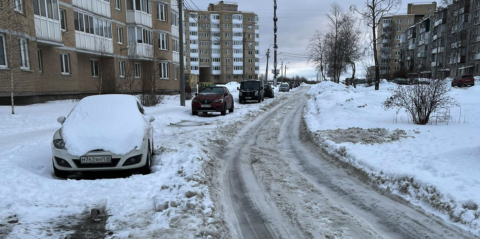 Тротуары в петербургских дворах превращаются в тропинки от неубранного снега