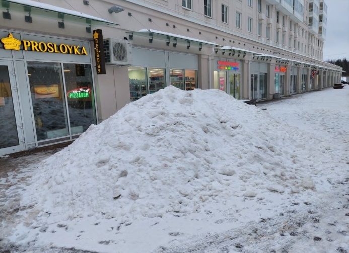Жители центра Петербурга не видели снегоуборочных машин уже несколько дней
