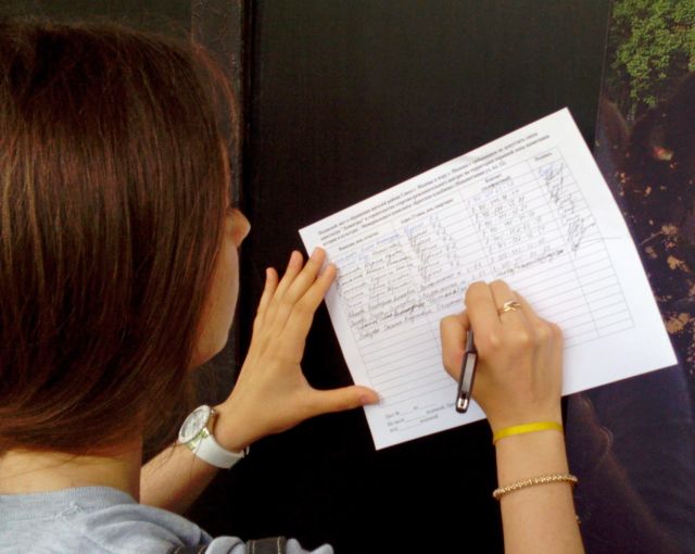 Общественники собирают подписи под коллективной жалобой на Смольный за пятичасовые очереди у поликлиники № 105
