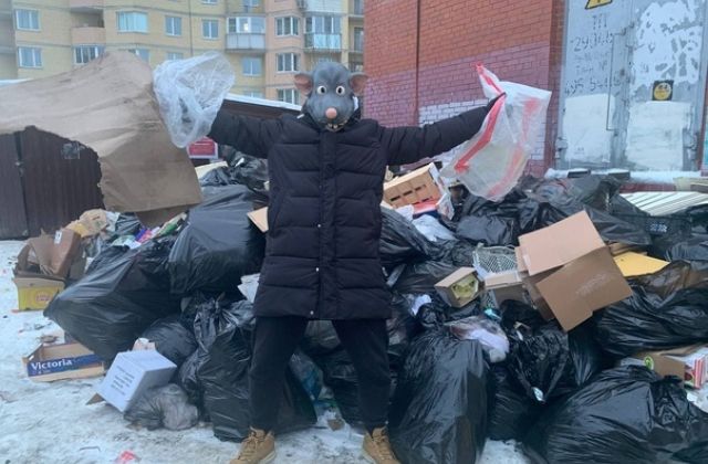 Смольному наглядно продемонстрировали мусорный коллапс в Петербурге.  Активисты переоделись в крыс