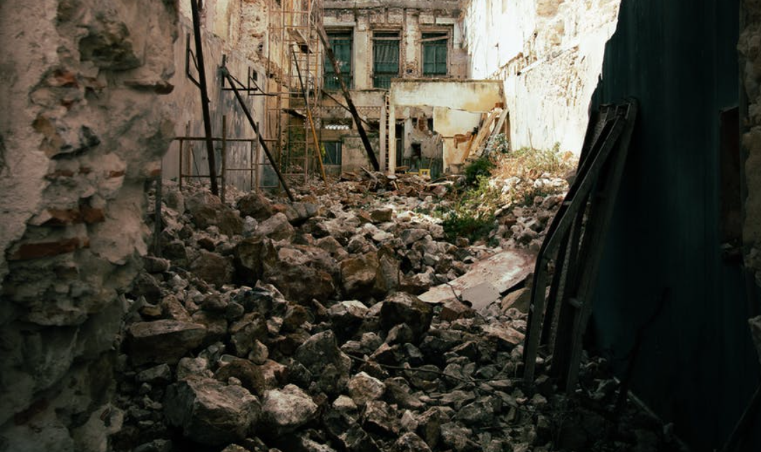 В Калининграде из-за шторма рухнула стена в расселённом доме и затопило улицы