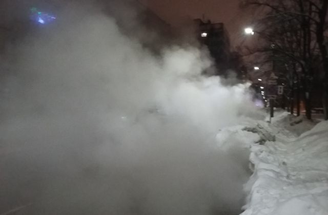 В центре Петербурга несколько дней коммунальщики «не замечают» аварию на теплосетях