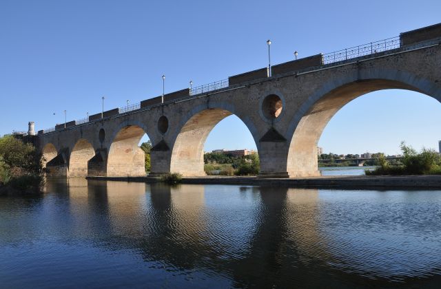В Пскове разрушили старый мост через Милевку