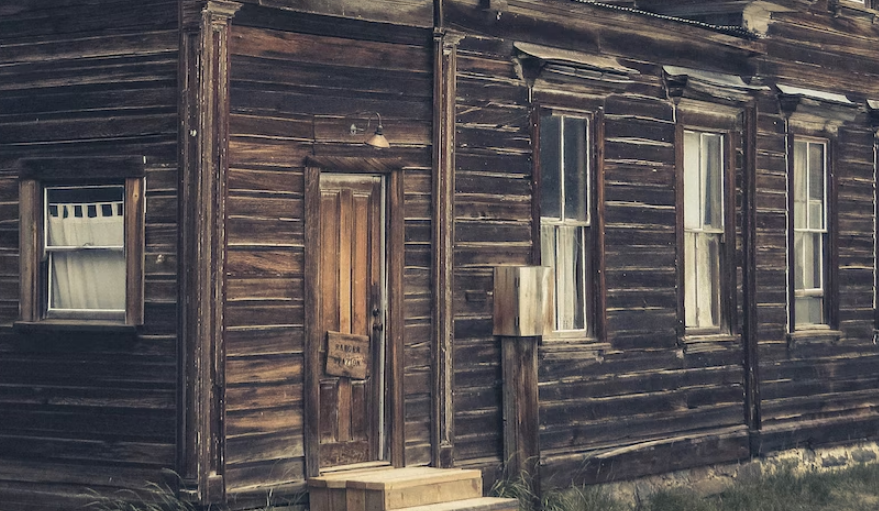 В Архангельске со свай сошёл деревянный жилой дом