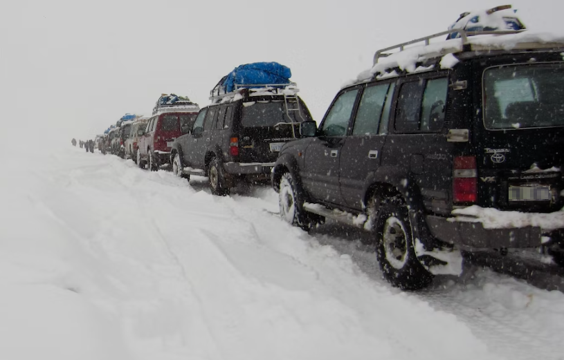 Около 40 автомобилей застряли в снегу на дороге из Териберки
