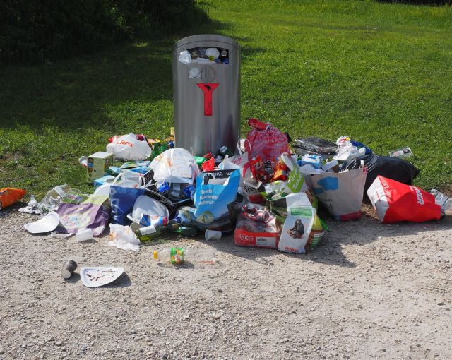Зловонная клоака: Смольный не смог организовать вывоз мусора в майские праздники