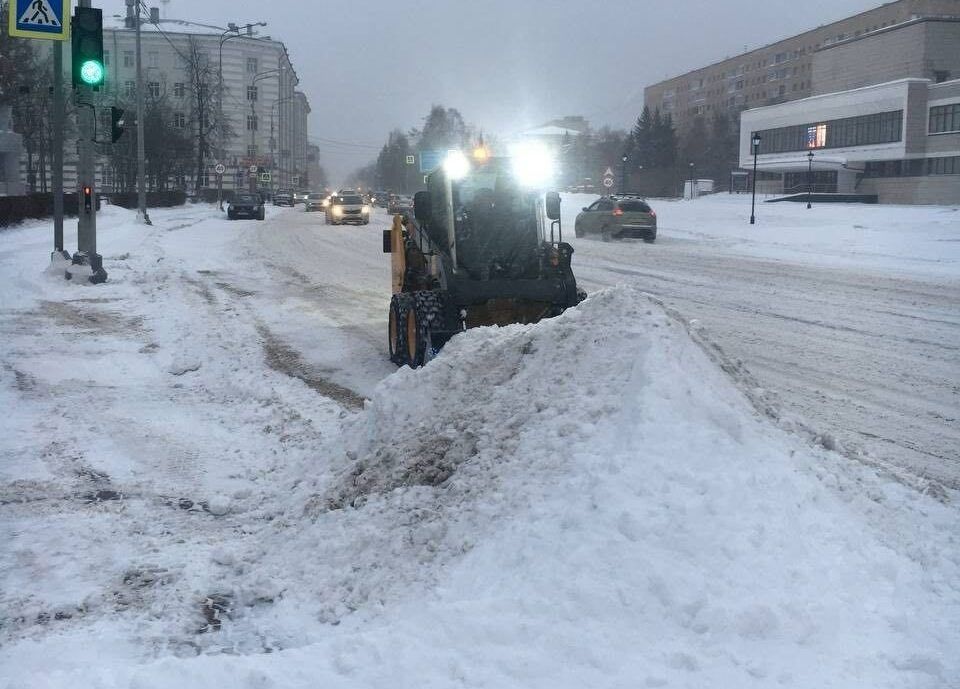 Последствия снегопада в Архангельске устраняют 57 единиц техники