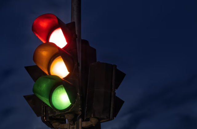 Водителей предупреждают о смене режима светофора на перекрёстке Урицкого с Обводным каналом