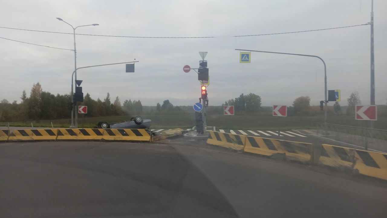 Легковушка перевернулась возле Рубежного шоссе в Колпино