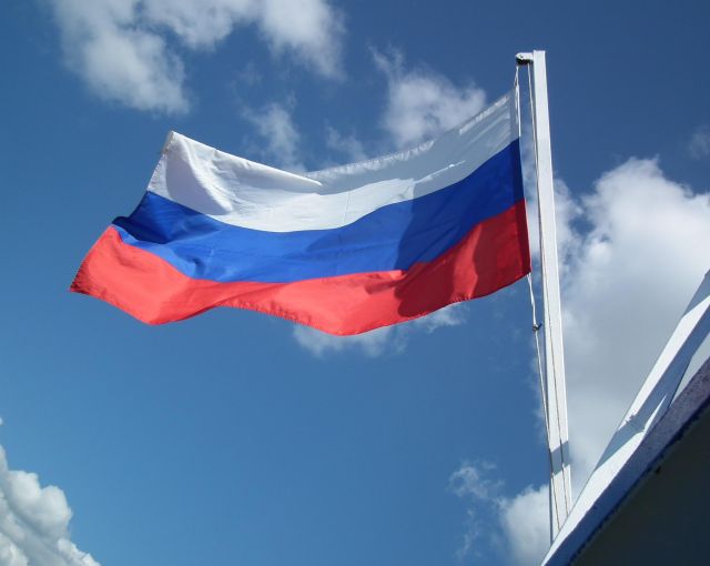 С 1 сентября каждая учебная неделя в школах будет начинаться с флага и гимна России