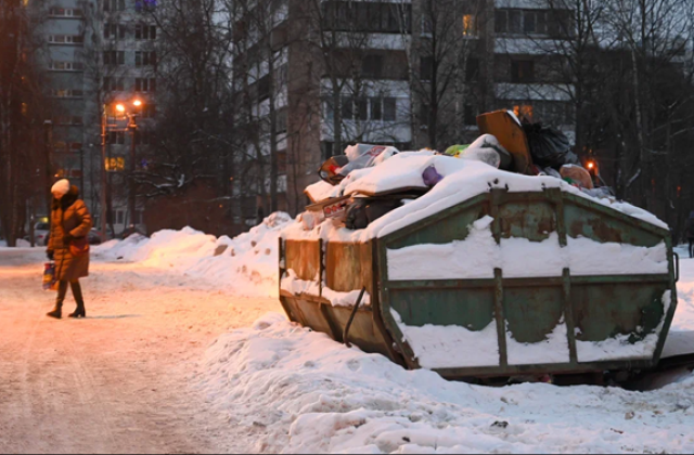 Перевозчики мусора жалуются на залежи снега