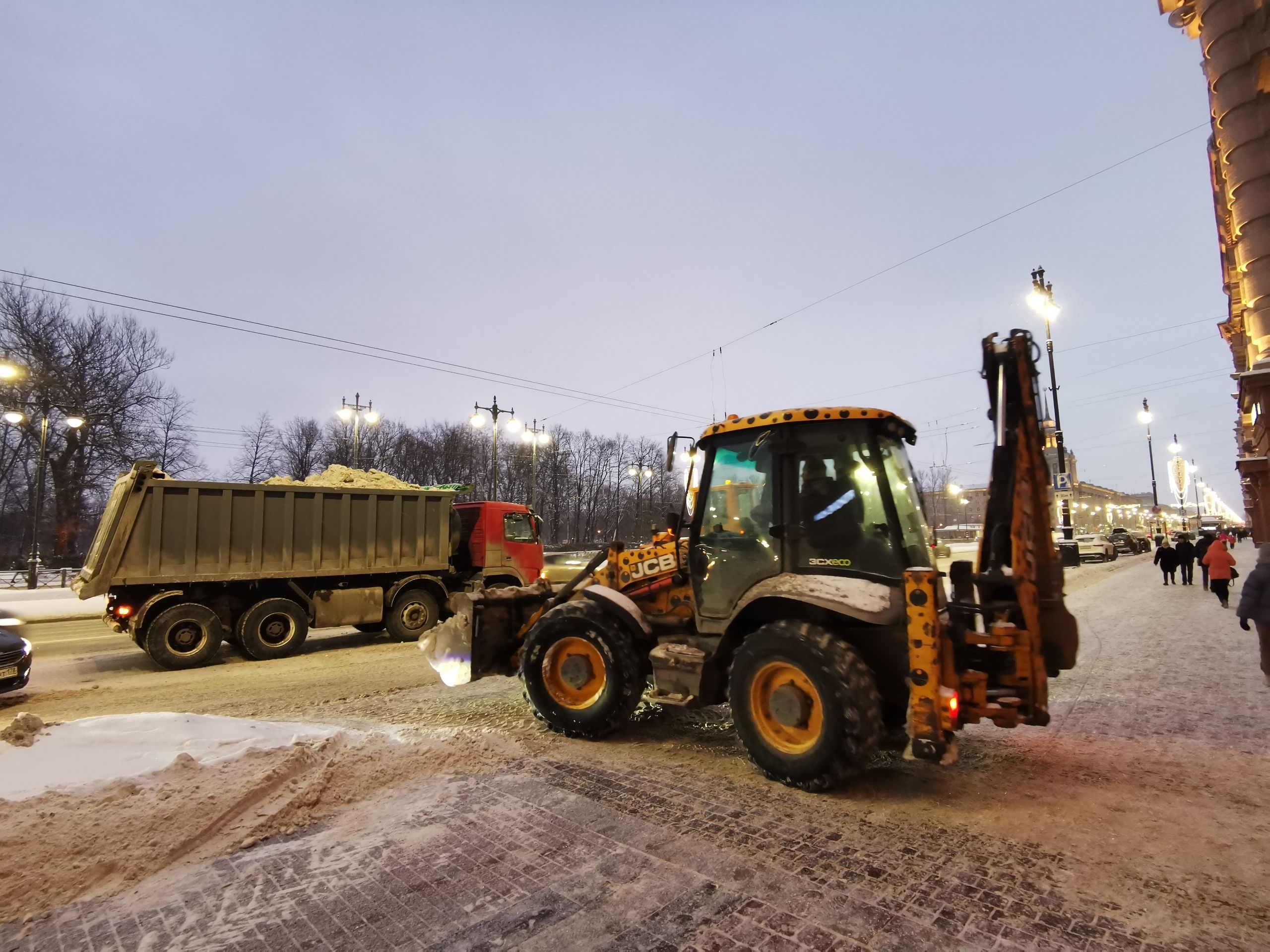 Петербуржцы массово жалуются на некачественную уборку снега на городских парковках