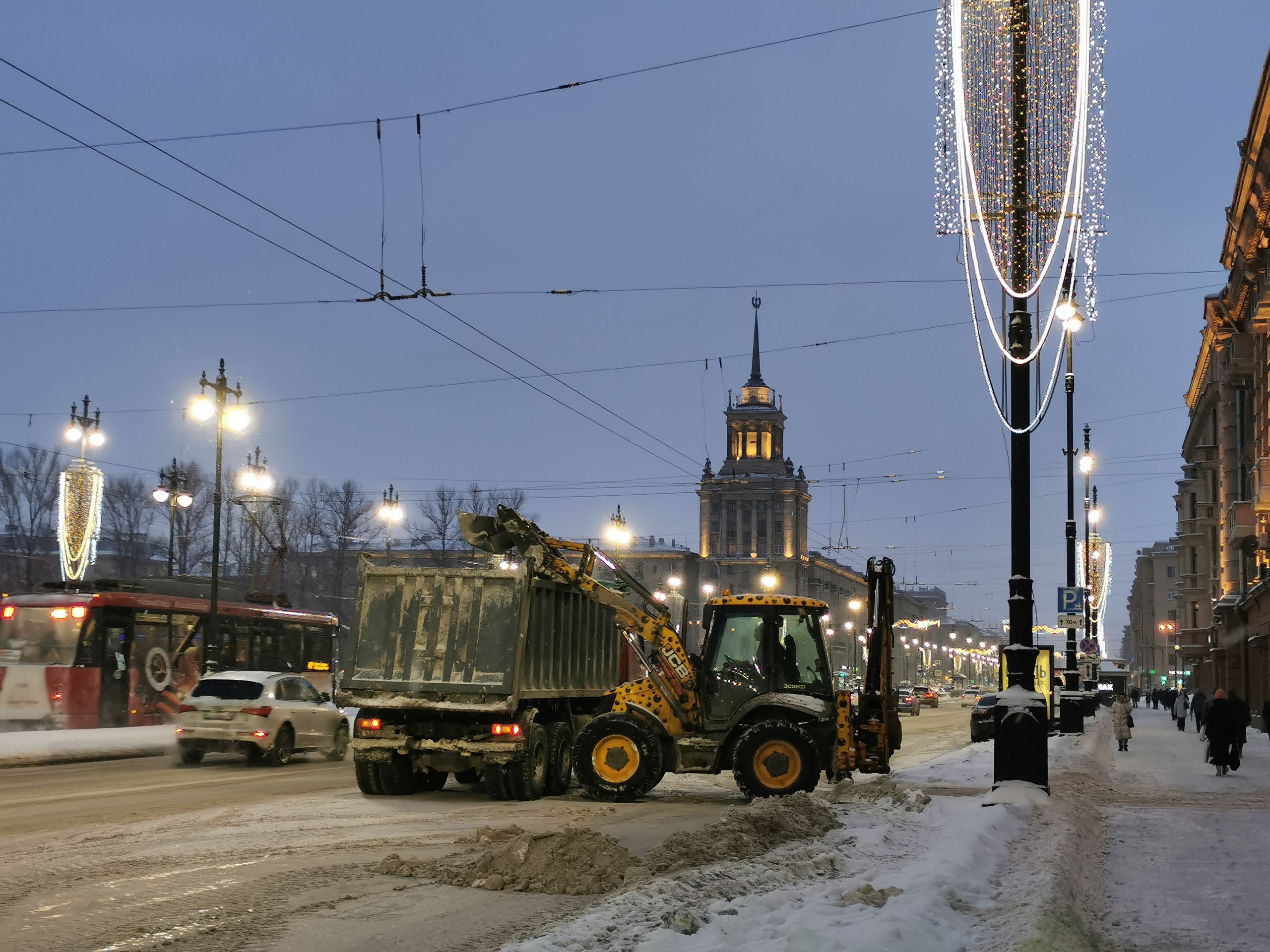 Петербургский комблаг признал нехватку снегоуборочной техники и водителей