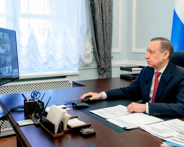 Вице-губернатор Казарин остался недоволен вопросами петербуржцев на «прямой линии»