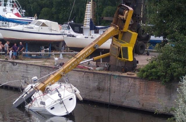 Строительный кран рухнул на яхту в Кронштадте
