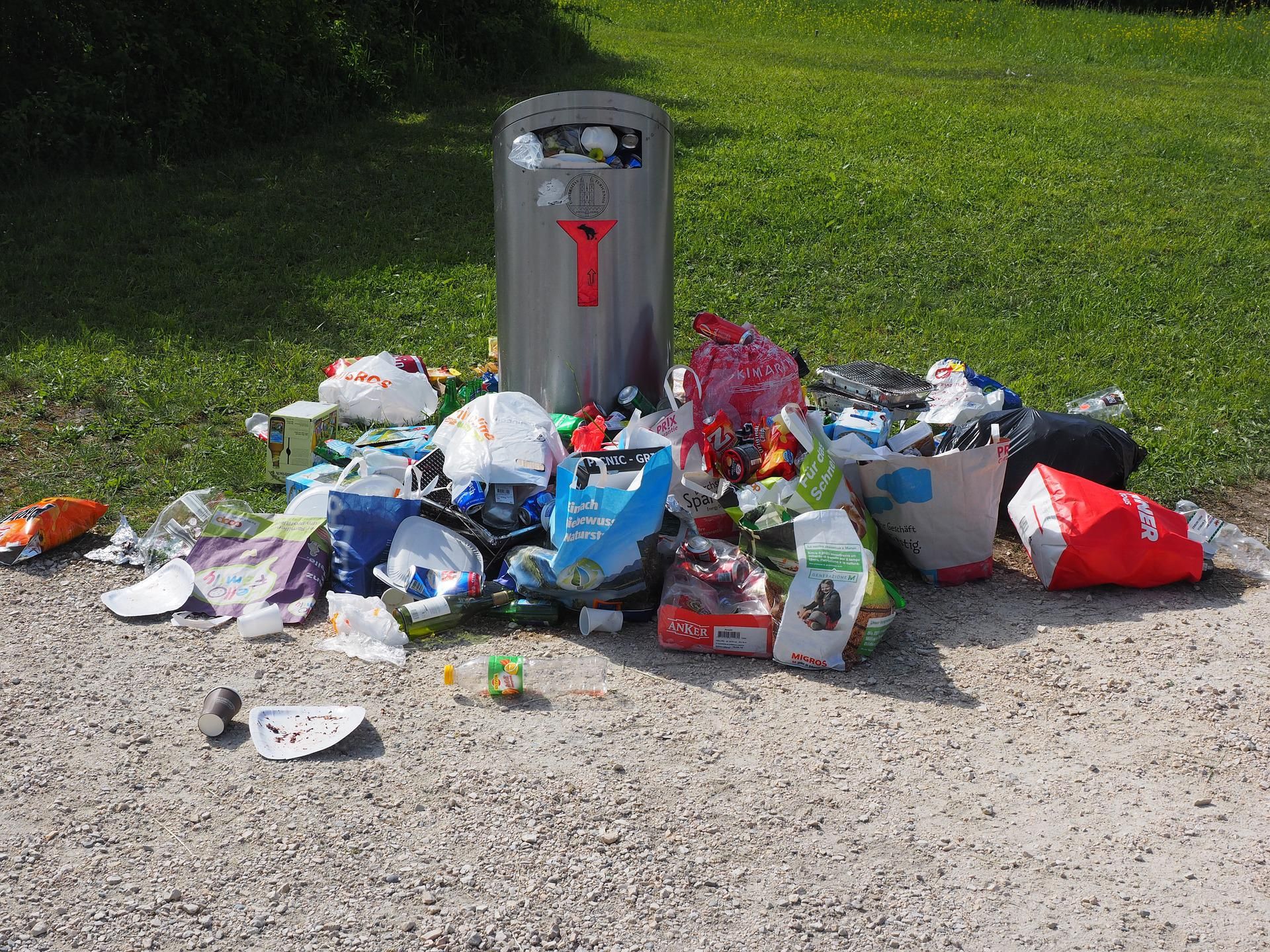 Зловонная клоака: Смольный не смог организовать вывоз мусора в майские праздники