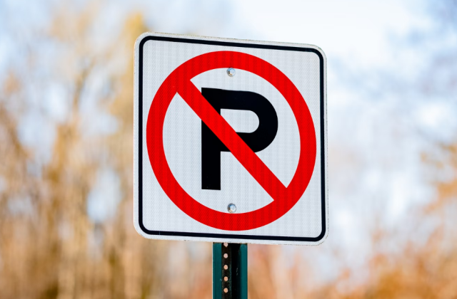 Смольный пытается перебить позитивными отчетами недовольство петербуржцев расширением зоны платной парковки