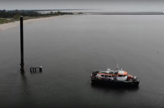 В Калининградской области поднимают затонувшую морскую платформу