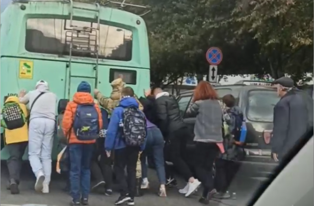 В Калининграде пассажиры толкали троллейбус после ДТП на Московском проспекте
