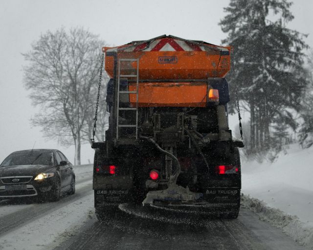 Коммунальщики Петербурга вывели меньше 500 единиц спецтехники в снегопад