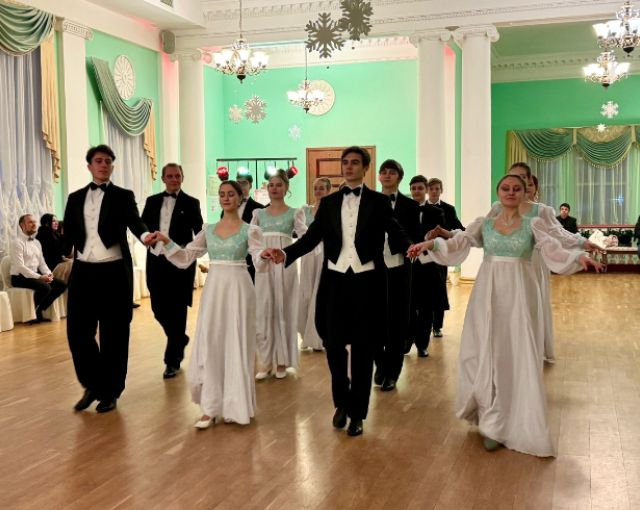 В Кировске состоялся ежегодный Новогодний бал в стиле XIX века