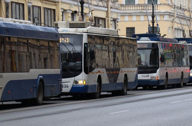 Смольный захотел «наводнить» Петербург морально устаревшими троллейбусами